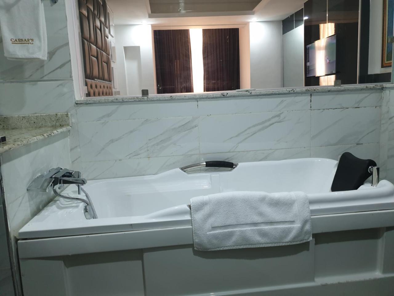 Caesar'S Luxury Hotel Леки Екстериор снимка